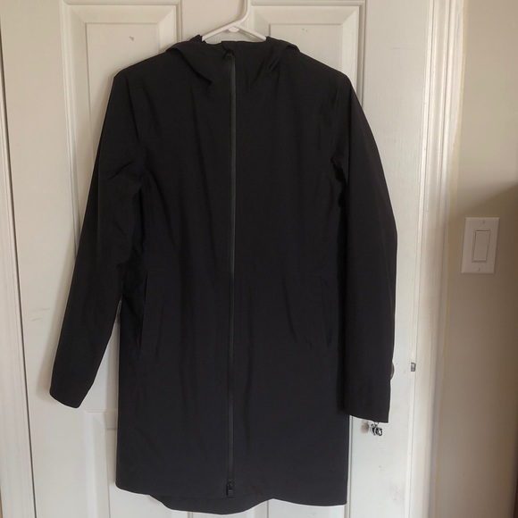 The Group Babaton Frontier Rain Jacket in Black 🌧️☔️ - Picture 2 of 4